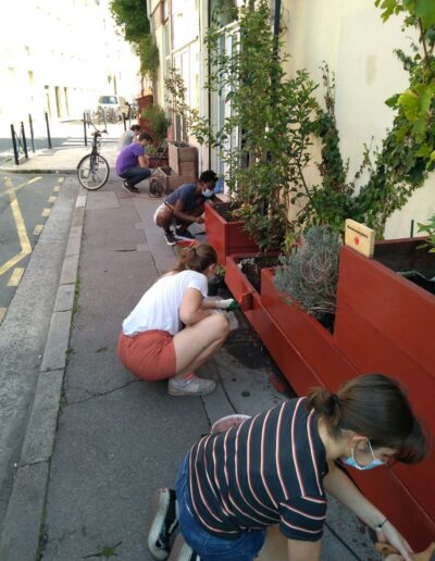 Un atelier jardinage à l'épicerie solidaire de bordeaux aux capucins