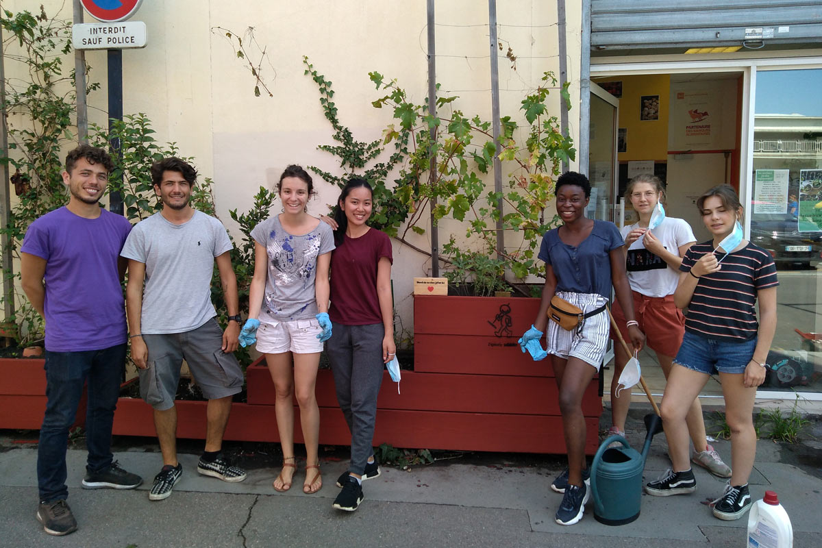 Des bénévoles de l'épicerie solidaire de Bordeaux aux capucins