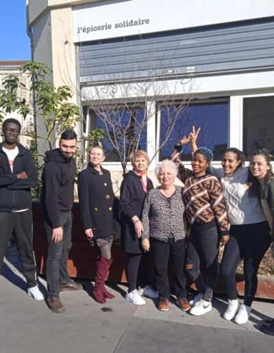 Des bénévoles de l'épicerie solidaire de Bordeaux aux capucins