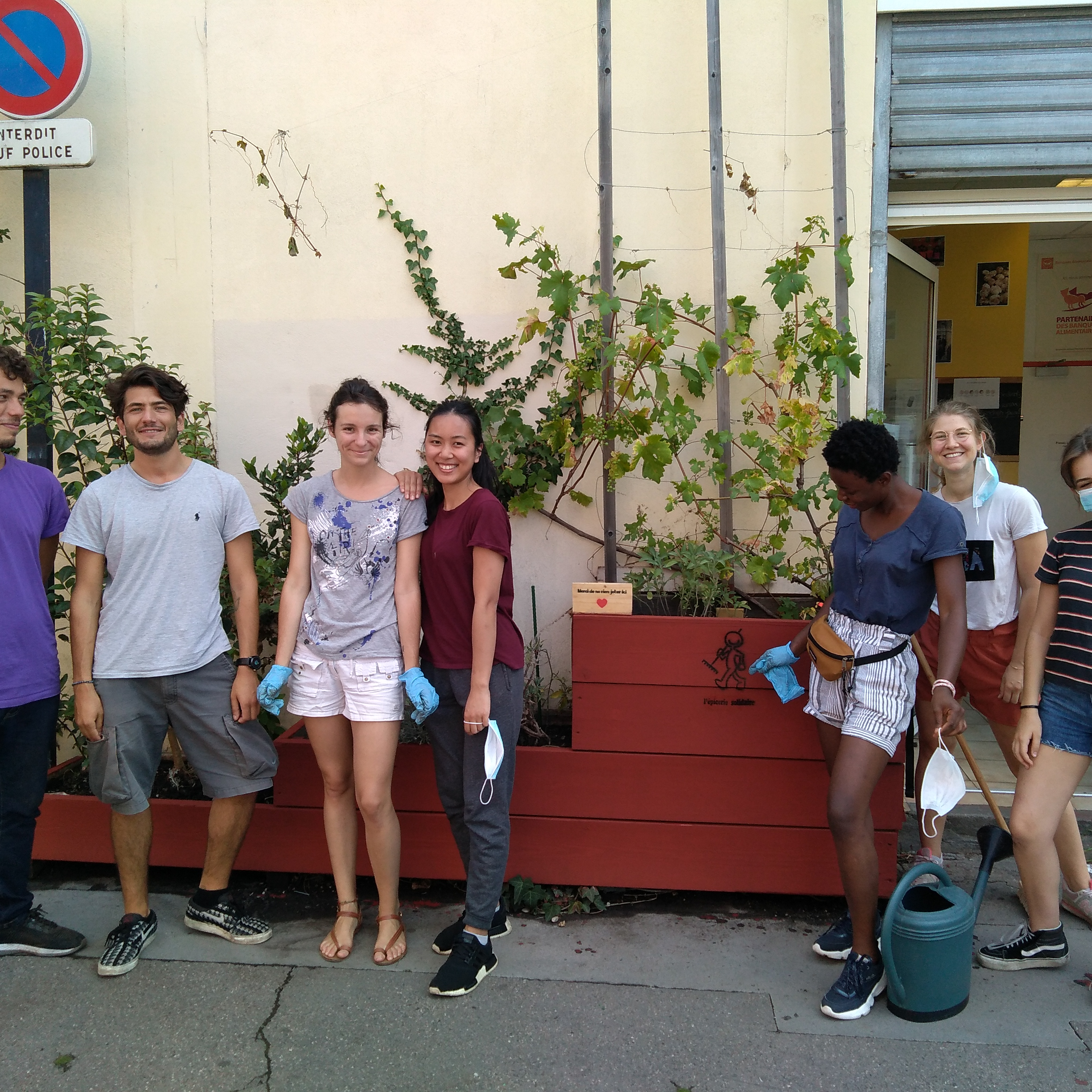 Des bénévoles de l'épicerie solidaire de Bordeaux aux capucins